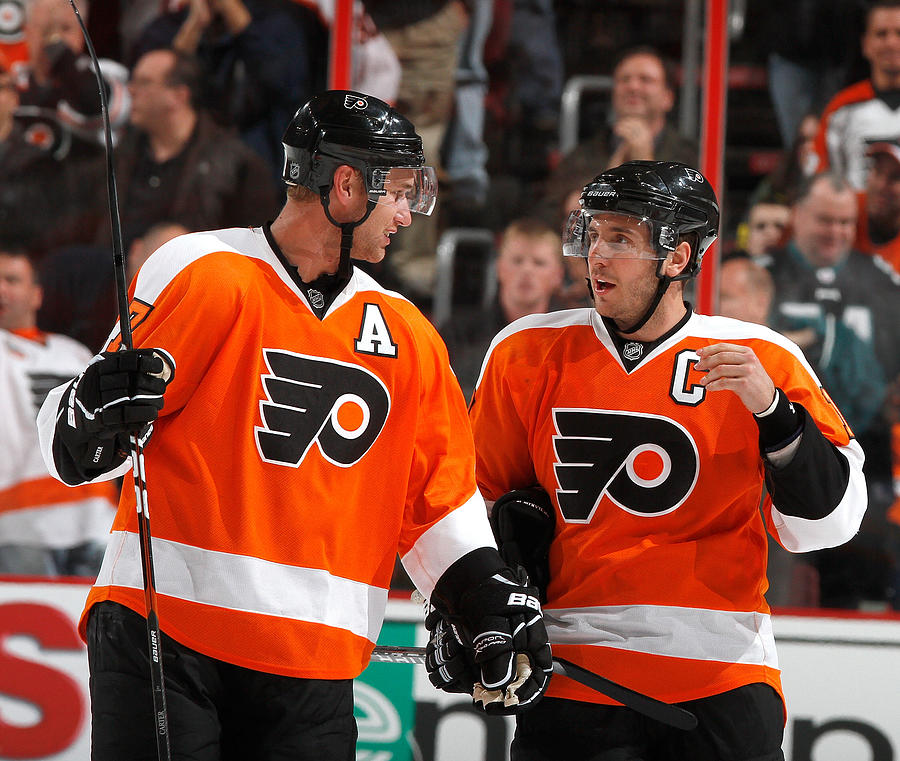 Wayne Simmonds shows off Philadelphia Flyers' Stadium Series