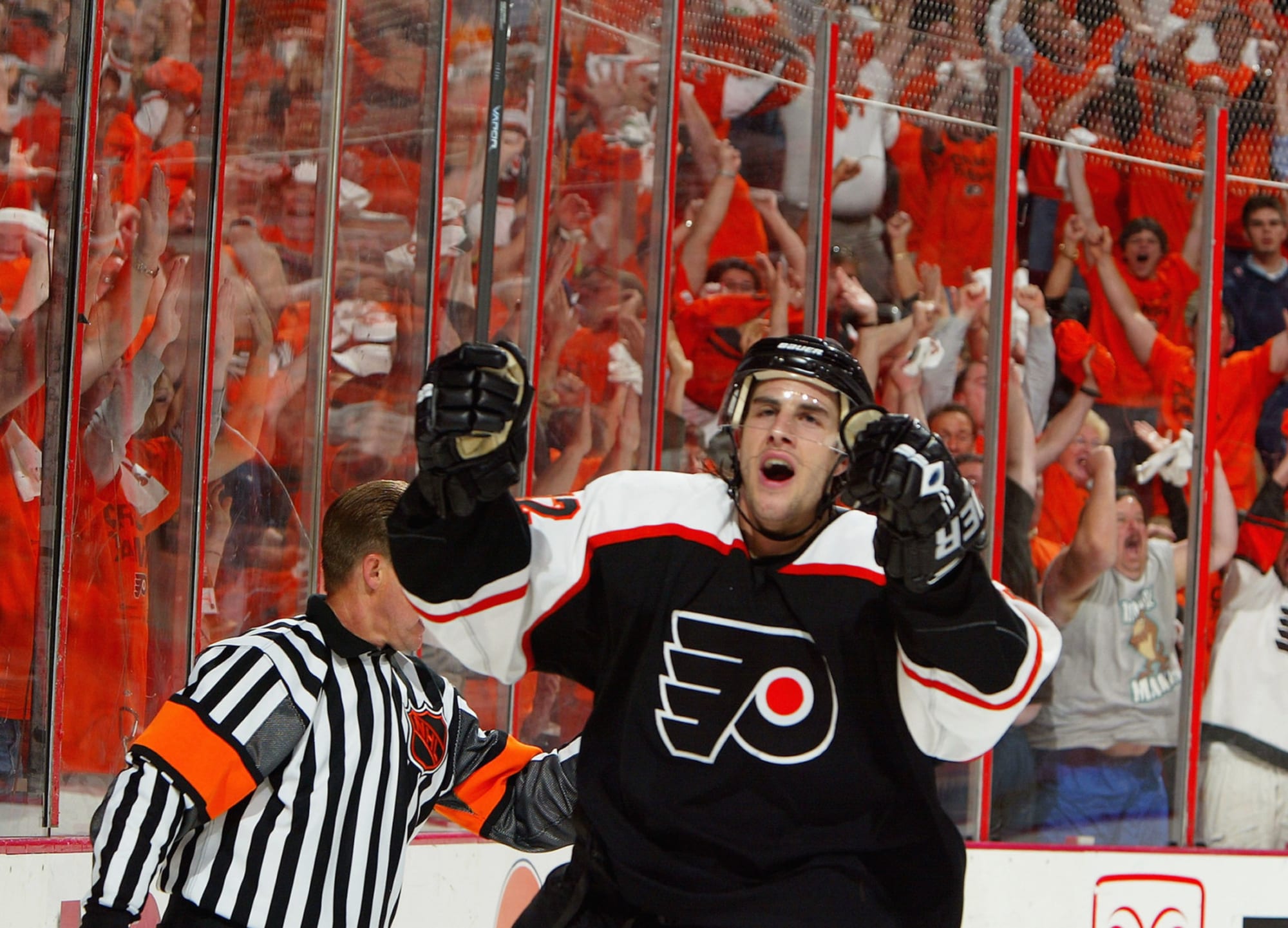 Simon Gagne scores in his return as the Philadelphia Flyers