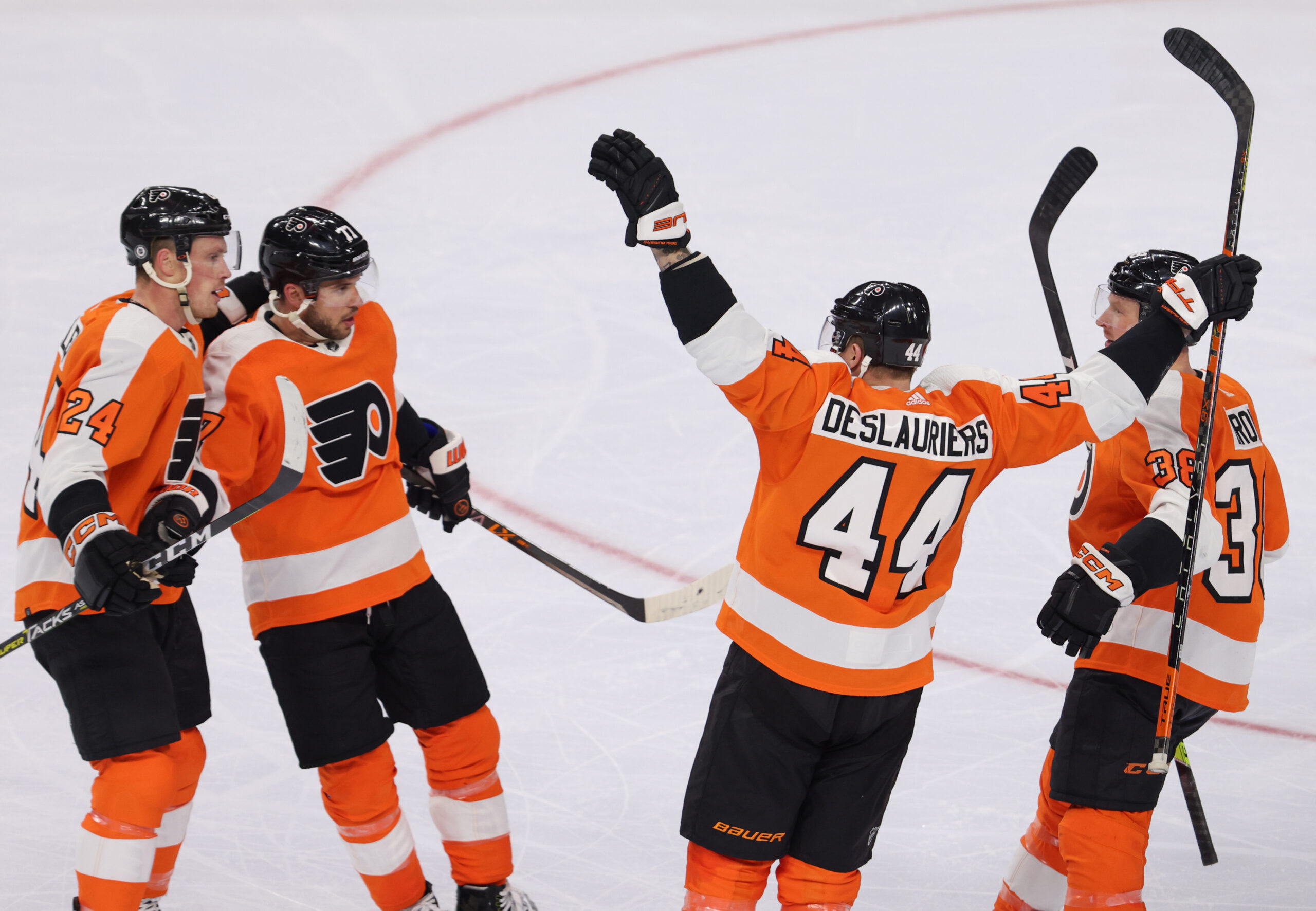 Philadelphia Flyers come back to beat lowly New York Islanders 3-2